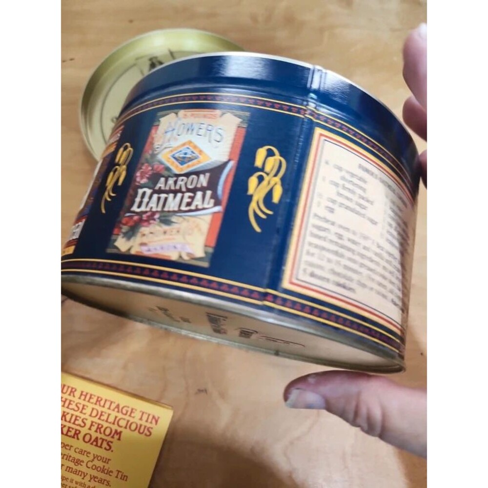 1983 Quaker oats tin and recipes